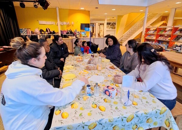 Ouders op basisschool De Achtsprong tijdens een bijeenkomst Opvoeden Samen Aanpakken foto Stichting Piëzo