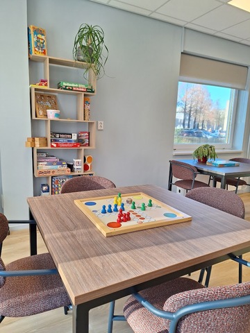 Een bordspel staat klaar bij het Dag & Doecentrum