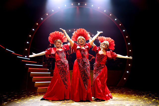 3 castleden in vol ornaat tijdens de show Ons Pap wil bij de Revue