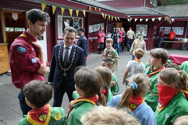 Leden van Scoutinggroep John McCormick met de burgemeester op de jubileumdag
