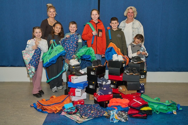 IKC De Springplank doneert sportspullen aan Stichting Piëzo fotograaf Leon Koppenol copy