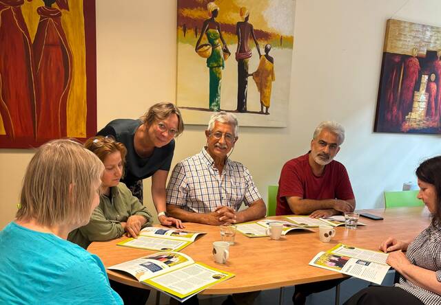 Magazines Vitaal Ouder Worden uitgedeeld bij Piëzo Foto Stichting Piëzo
