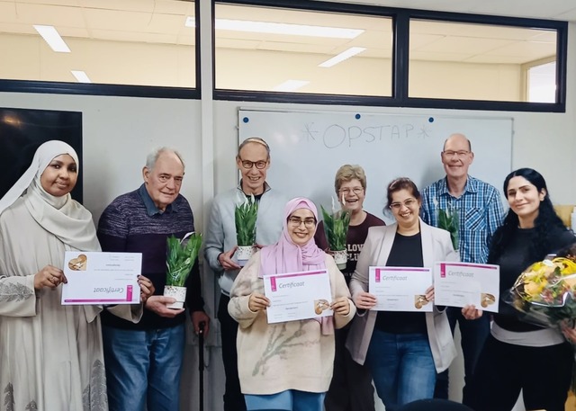 De deelnemers die Project Opstap naar maatschappelijke participatie bij Piëzo succesvol hebben afgerond - foto Stichting Piëzo