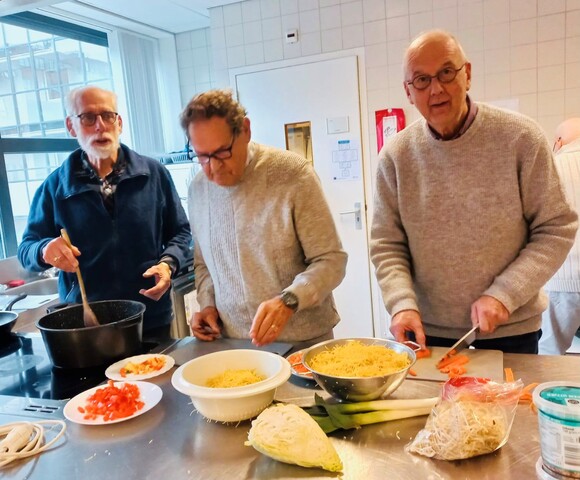 Samen koken tijdens NLDoet in Meerzicht foto Stichting Piëzo