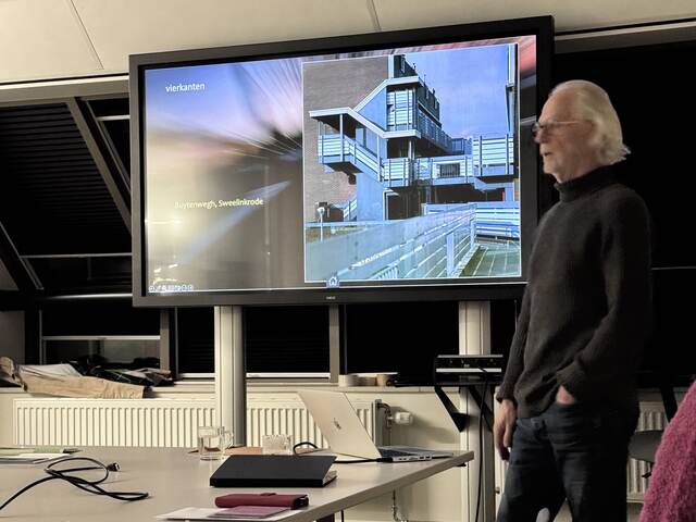 Fotograaf Ton van Zeijl, tijdens de fotocursus Stillevens van Zoetermeer