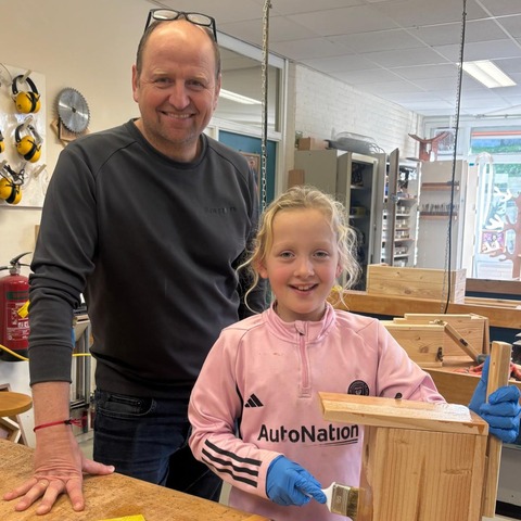 Vader en dochter bouwen samen een vogelhuisje in de Ambachtenwerkplaats foto Stichting Piëzo