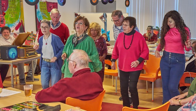 Dansende ouderen tijdens het Vonkjesfeest