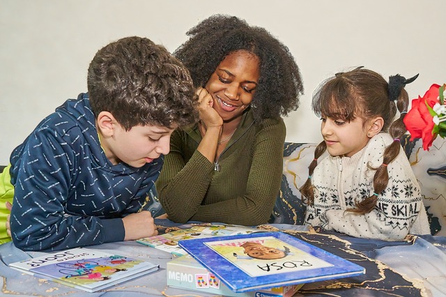 2 kinderen met hun taalmaatje van de VoorleesExpress