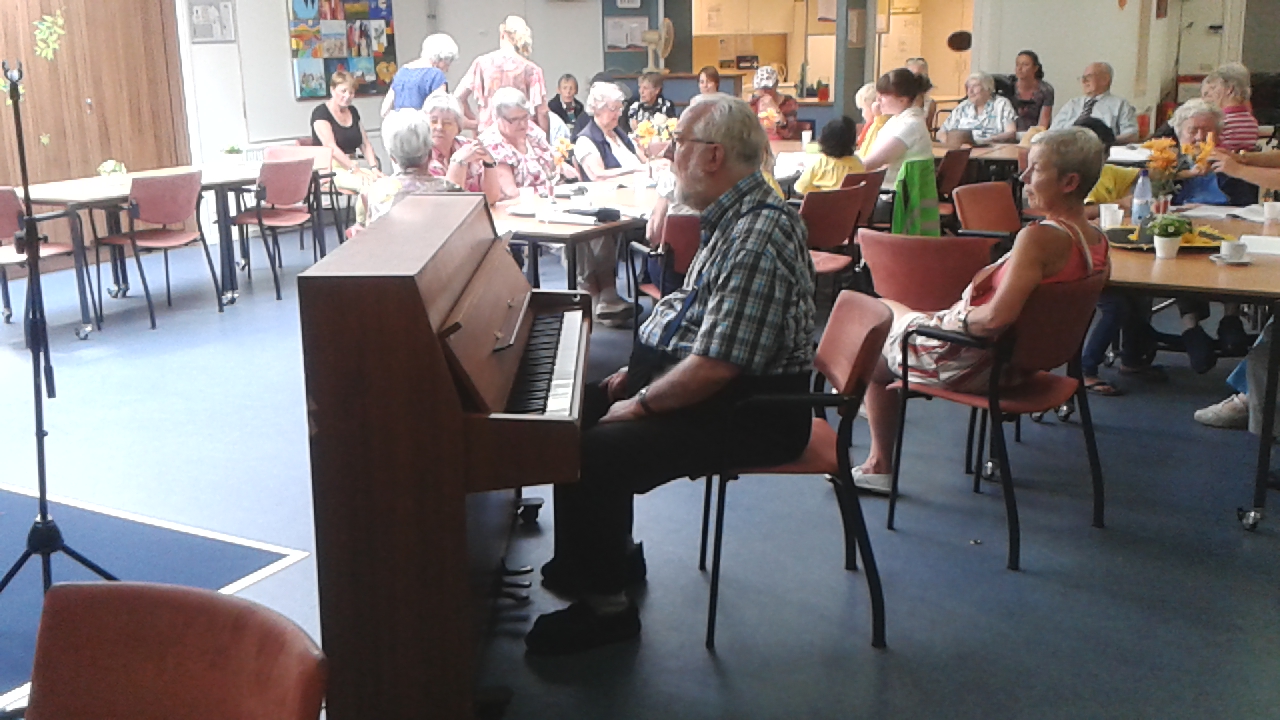 Jong en oud zingen samen foto door Rita Slootweg